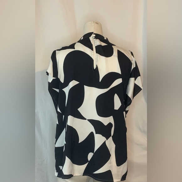 Women’s Nine West Black and White Blouse with Short Sleeves - Picture 2 of 2